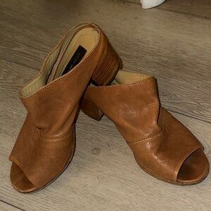 Women's Tan Peep-Toe Mules